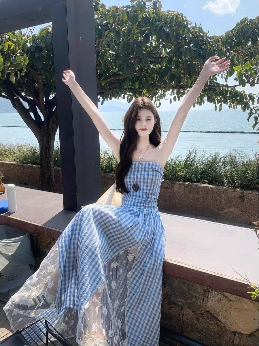 Сине-белое клетчатое кружевное платье-подтяжка женское весеннее 2025 новое талия
