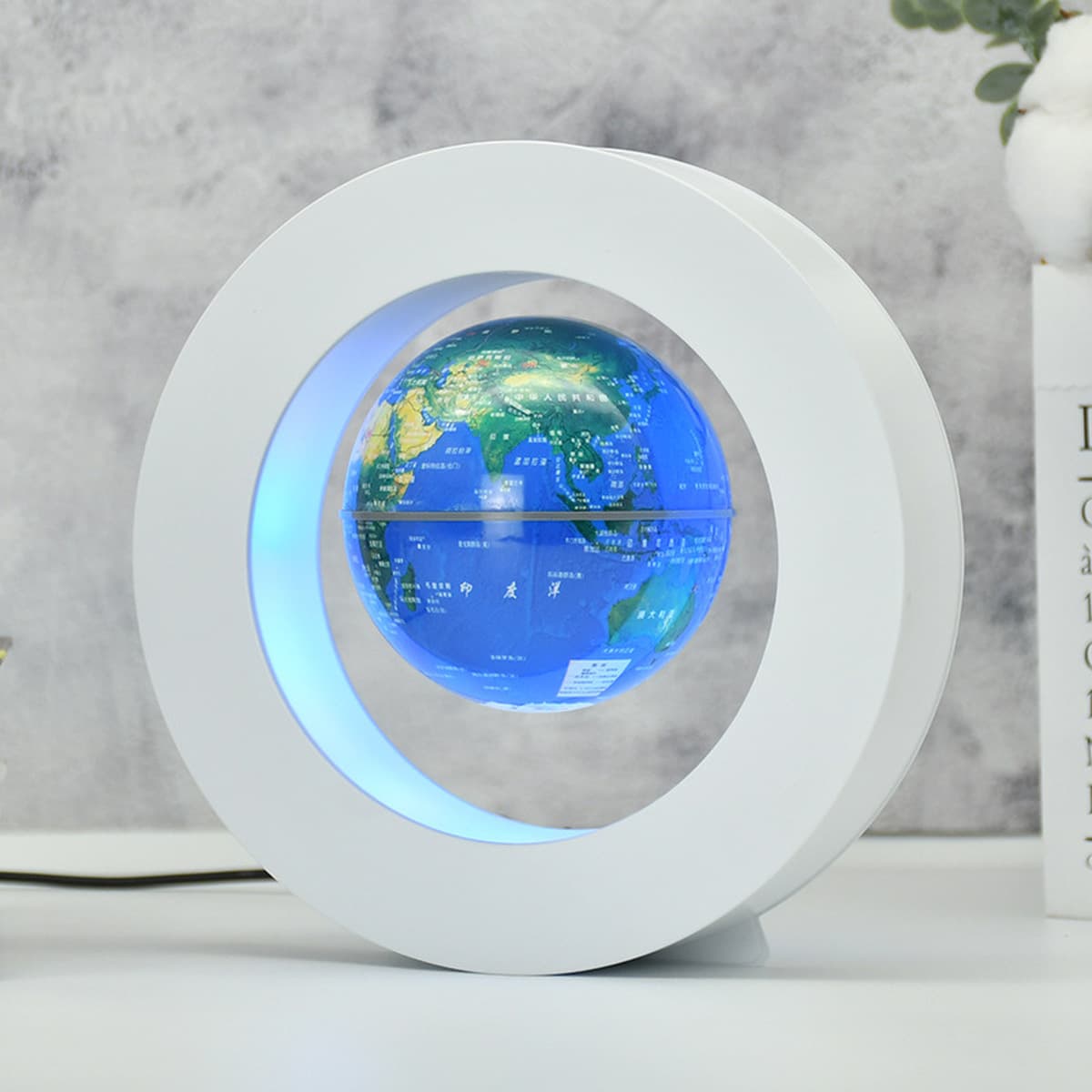 Магнитный глобус Globe висит в воздухе