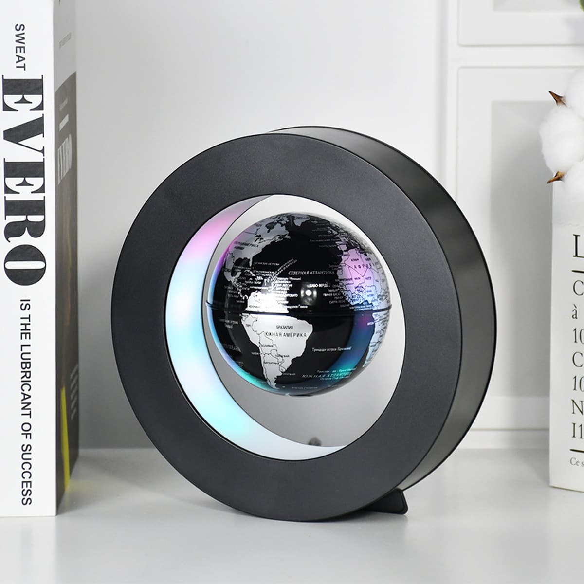 Магнитный глобус Globe висит в воздухе