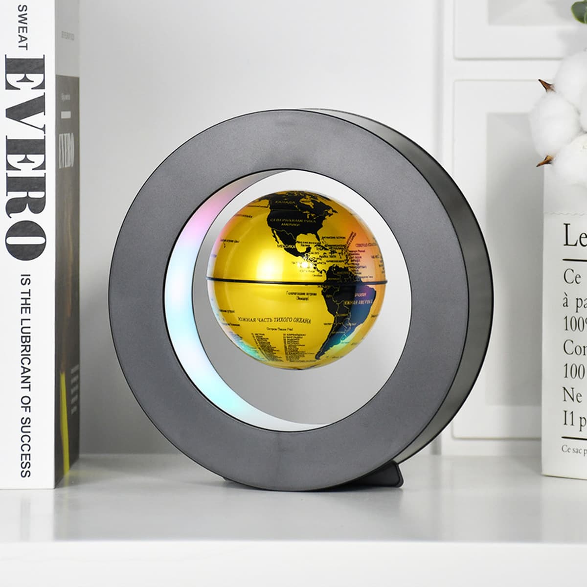 Магнитный глобус Globe висит в воздухе