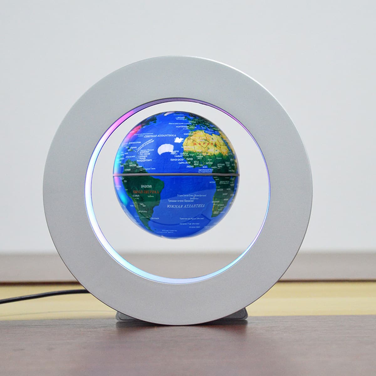 Магнитный глобус Globe висит в воздухе