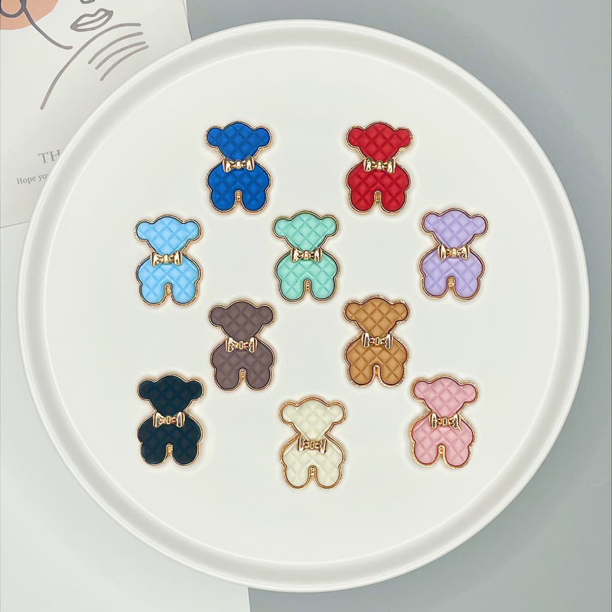 Производитель ювелирных украшений из сплавов, декоративных наклеек для чехлов телефонов в виде милых медвежат, подвесок для...