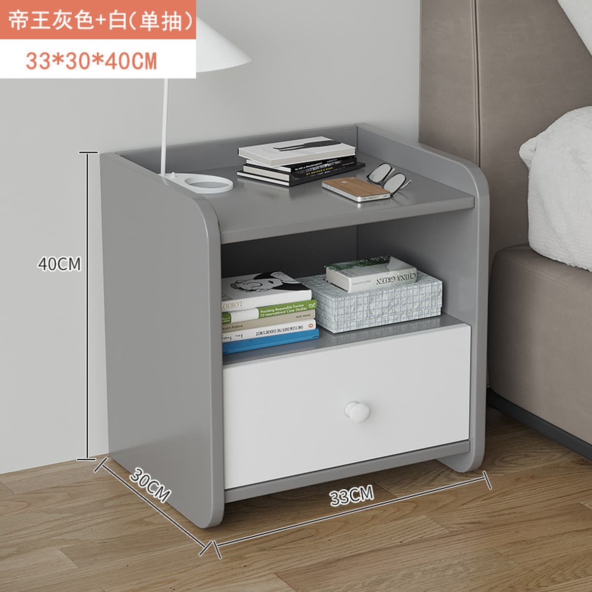 Простая ночная тумбочка в современной спальне