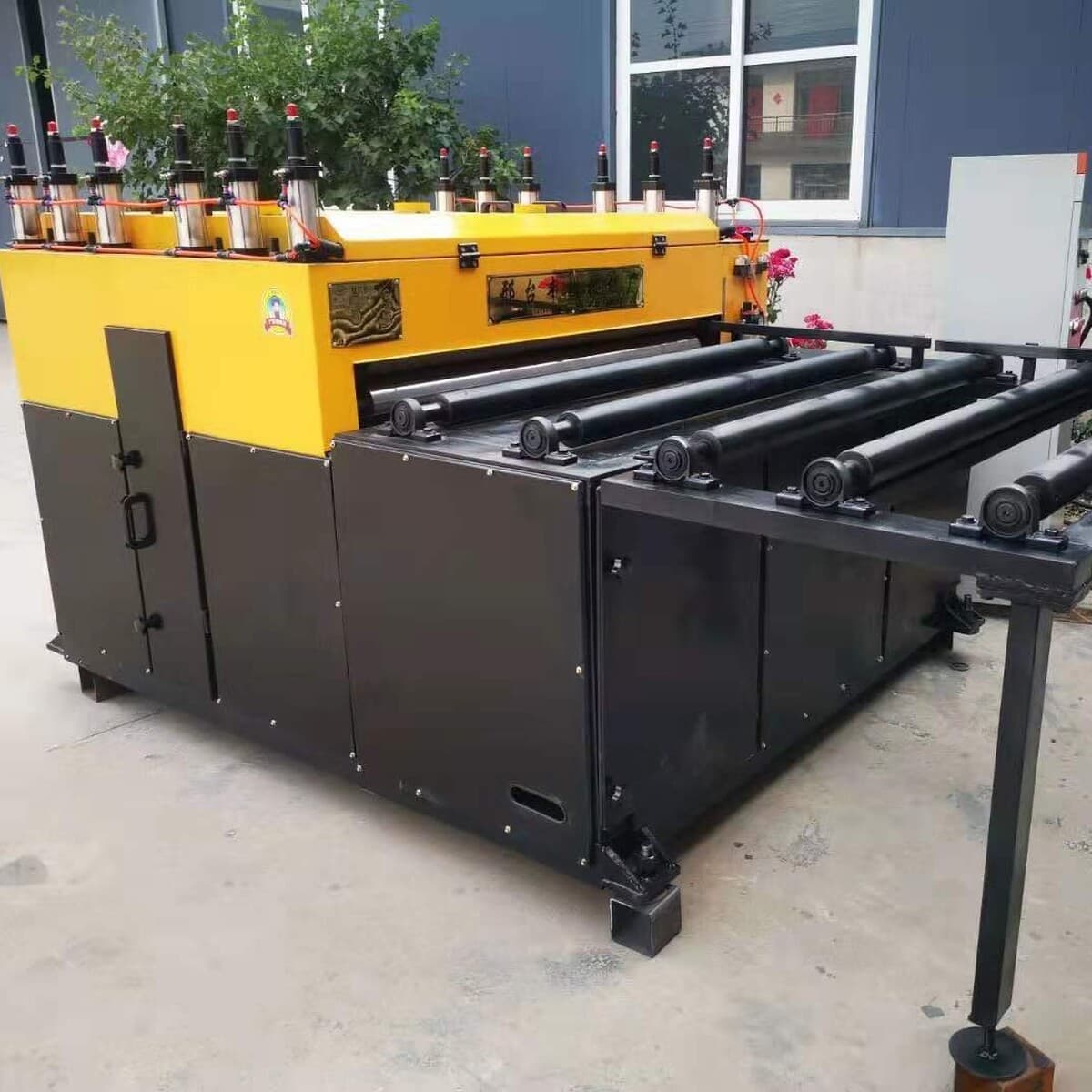 Многолезвийная пильная линия с ЧПУ для резки и обработки кромок панелей, автоматизированное деревообрабатывающее...