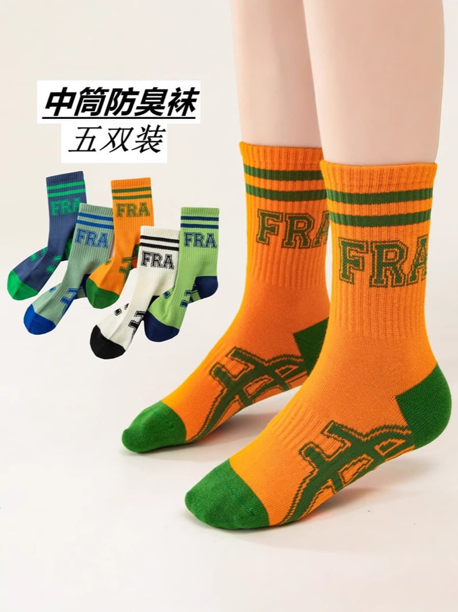 Подростки мальчики и дети расчесывают хлопок без костей осенью и зимой