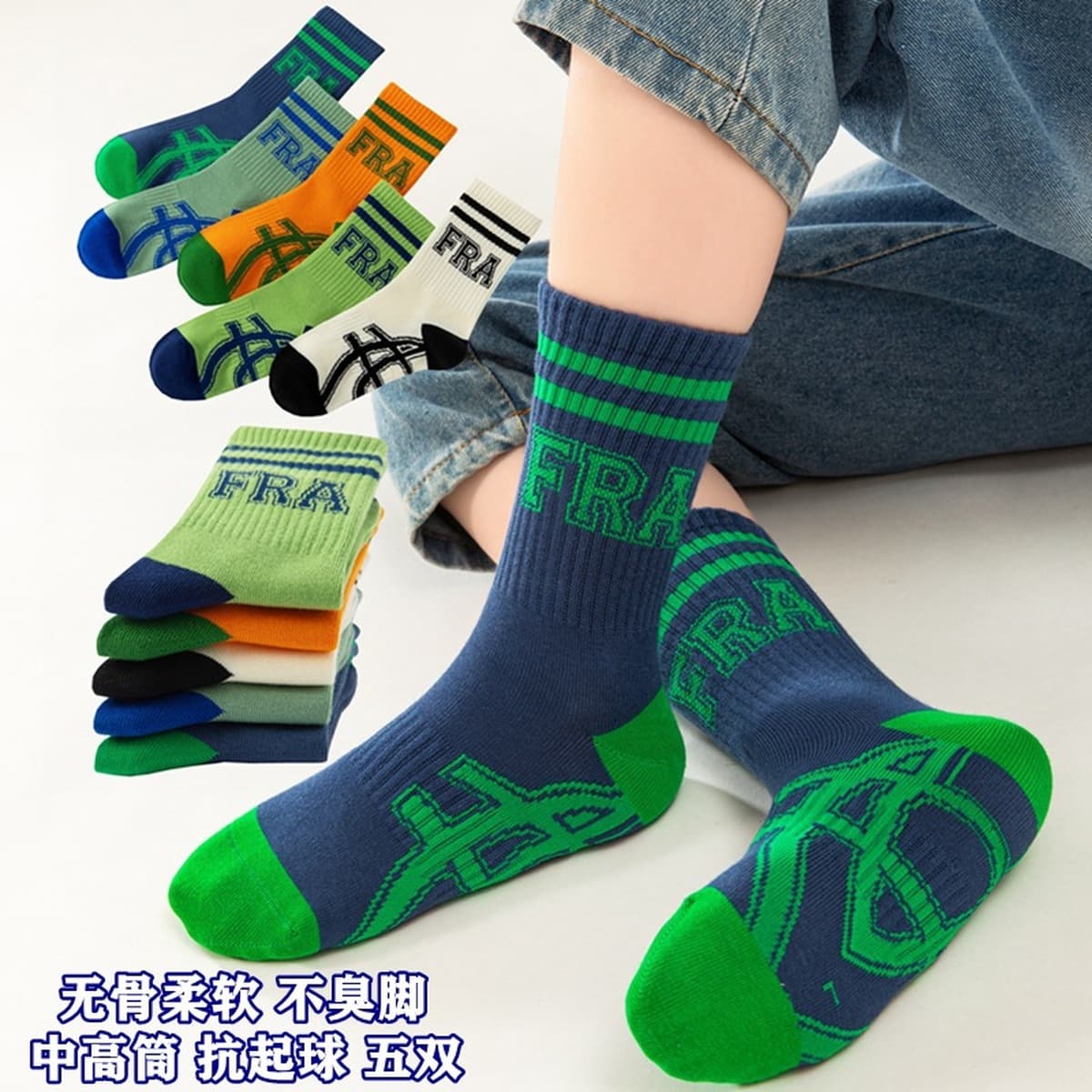 Подростки мальчики и дети расчесывают хлопок без костей осенью и зимой