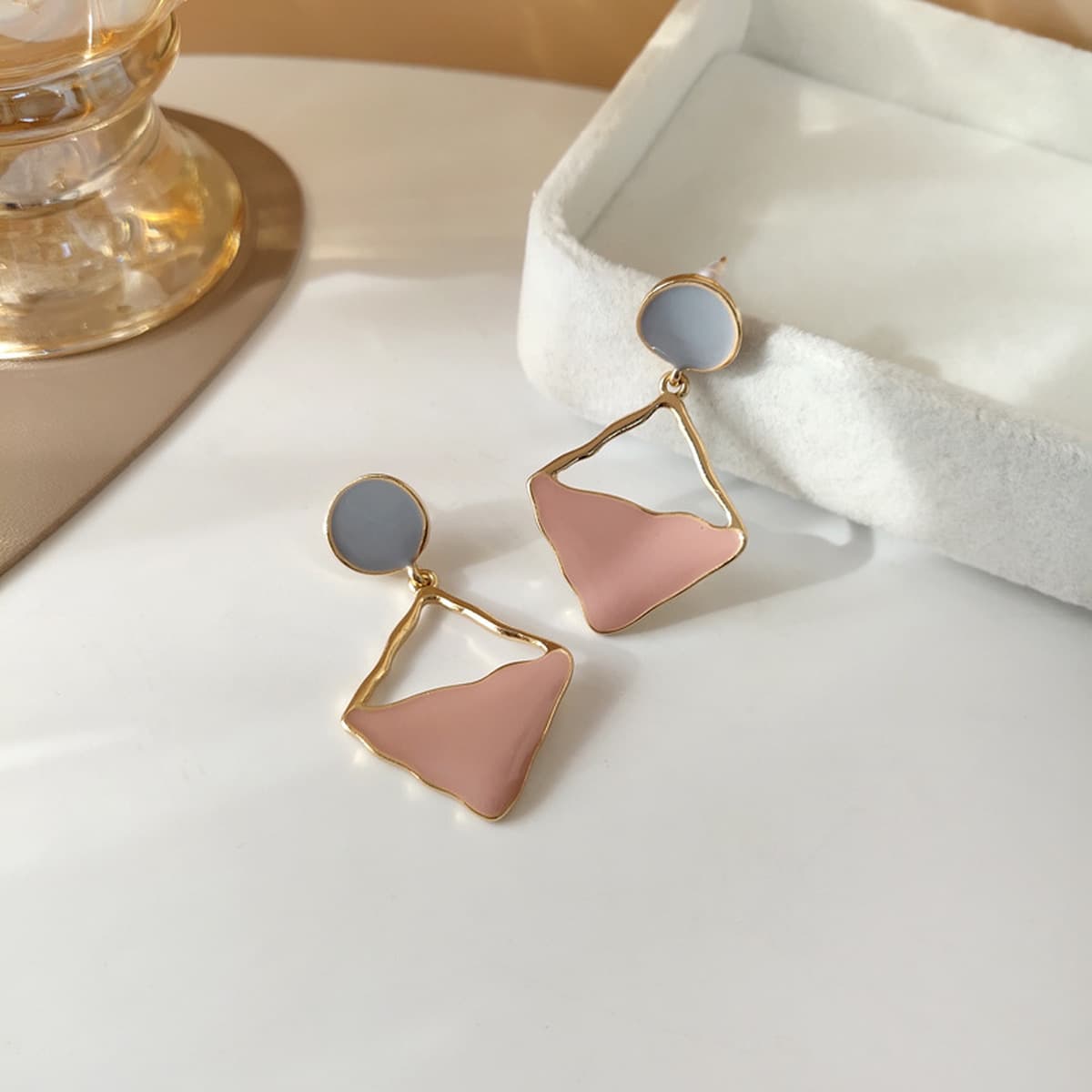 Возвращайте новым и старым клиентам ювелирную коллекцию, модные нишевые серьги, аксессуары для волос, ожерелья для женщин.