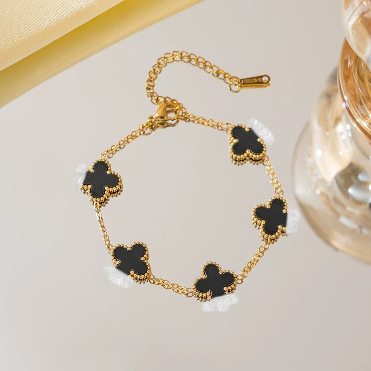 Трансграничный браслет с четырьмя листами клевера, легкая роскошь и высококачественные, популярные женские оптовые ювелирные...