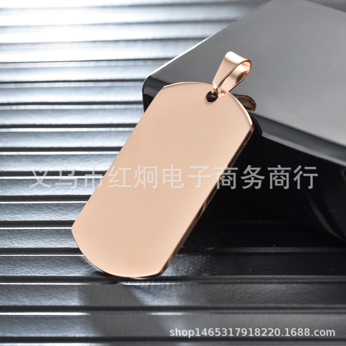 Производители напрямую поставляются с титановой стальной собачьей биркой из нержавеющей стали