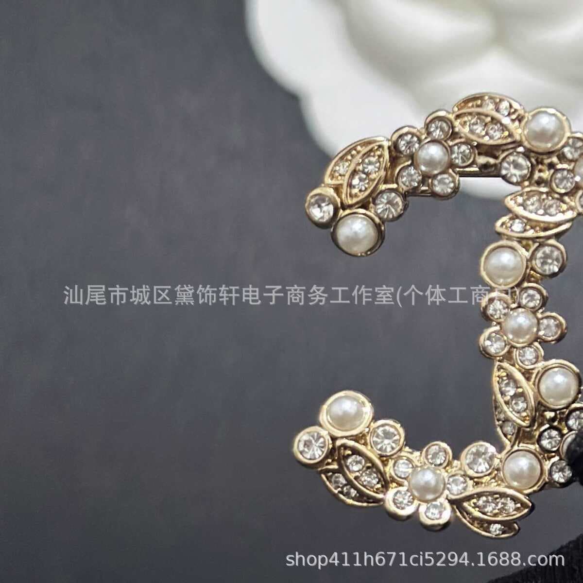 Брошь Chanel Double C с полным алмазным паве, квадратная брошь с бриллиантами и жемчугом, брошь-камелия Chanel, маленькая...