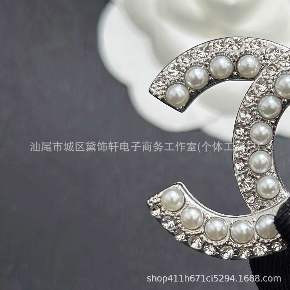 Брошь Chanel Double C с полным алмазным паве, квадратная брошь с бриллиантами и жемчугом, брошь-камелия Chanel, маленькая...