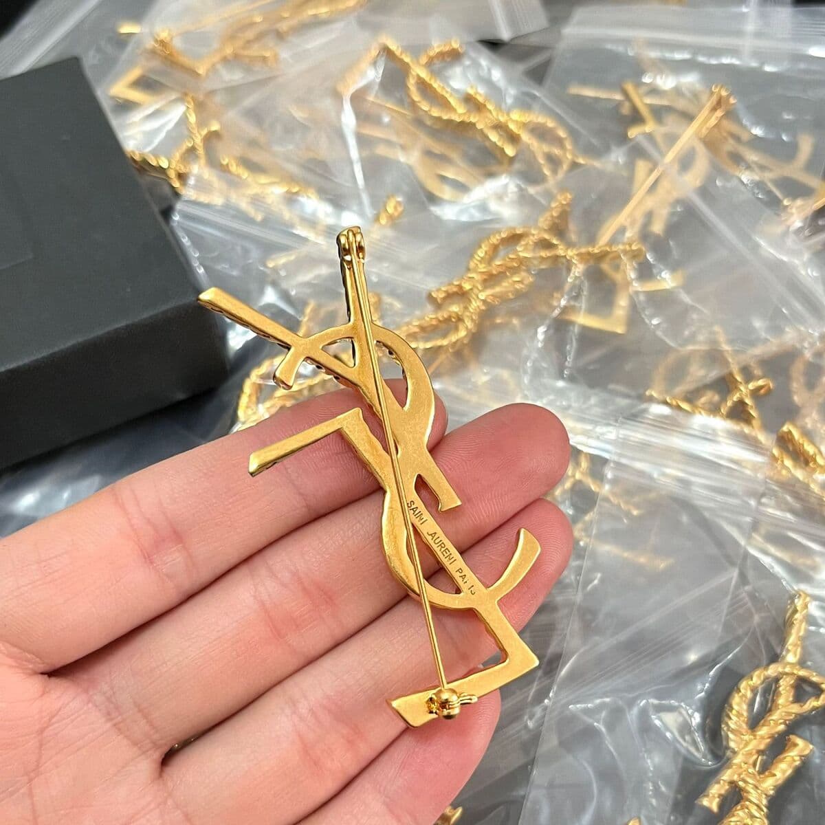 Shengjia Y Home весна и осень новый Y алфавит правильный высокий выпуск броши для мужчин и женщин одинаковые костюмы рубашки...