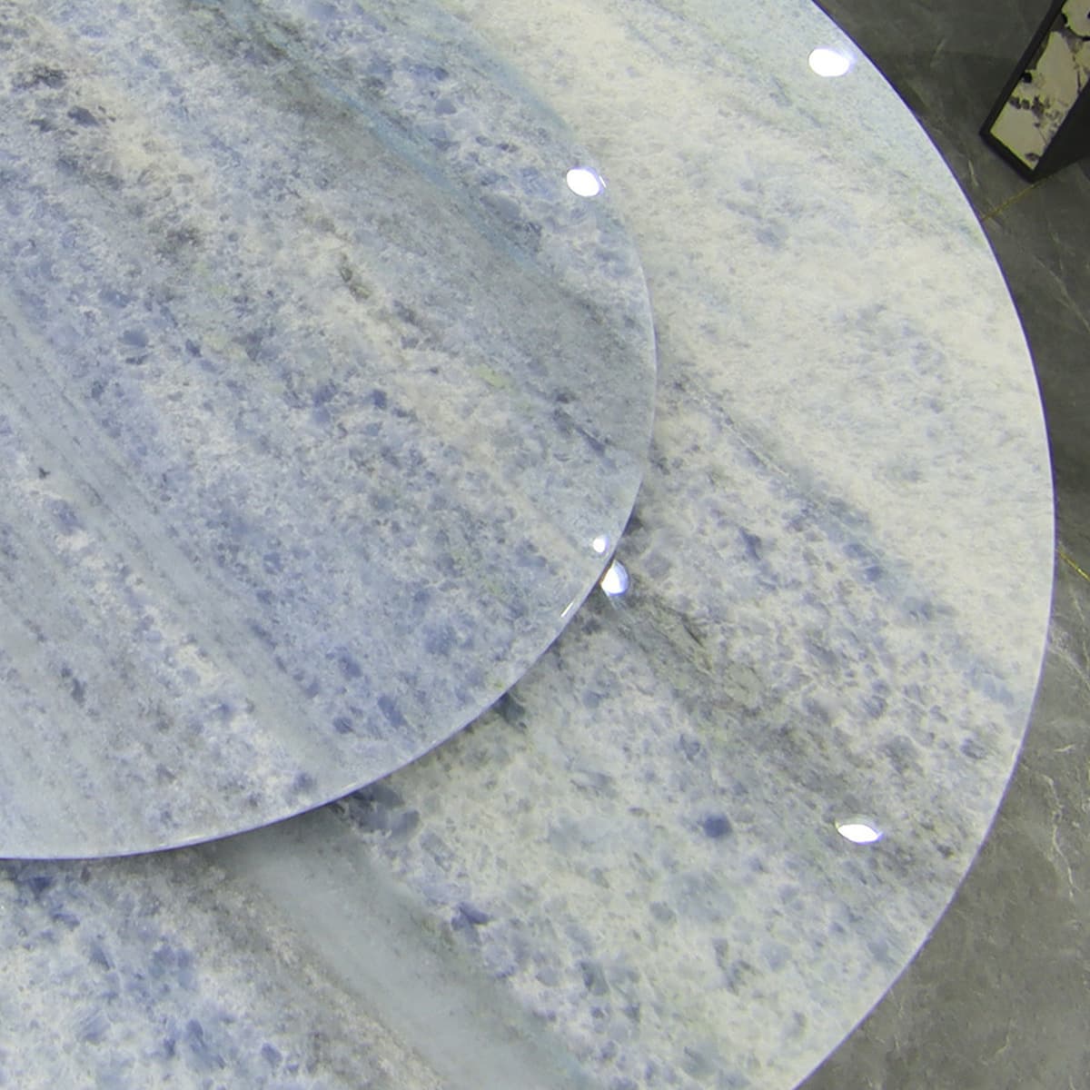 Импортный круглый обеденный стол из натурального итальянского камня с голубыми кристаллами, современный минималистичный...