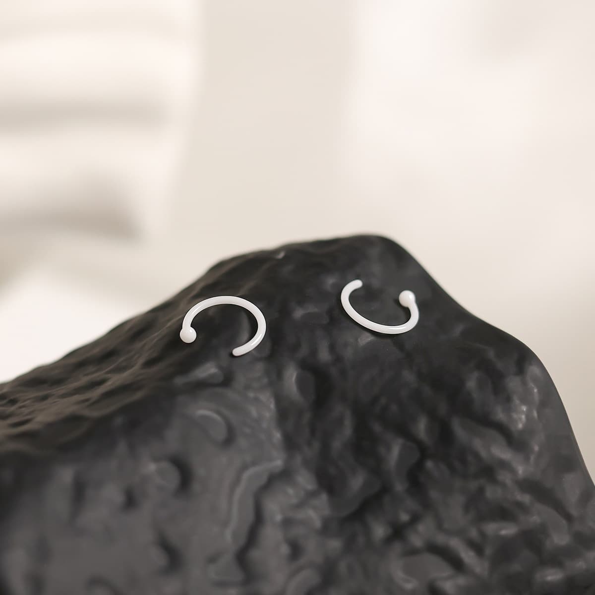 Биокерамические серьги-гвоздики для женщин, керамические серьги-кольца, маленькие серьги, которые не нужно снимать во время...