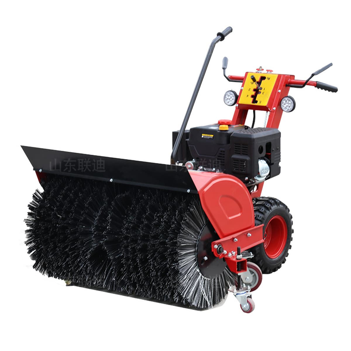 Малый ручной бензиновый снегоуборщик зимой