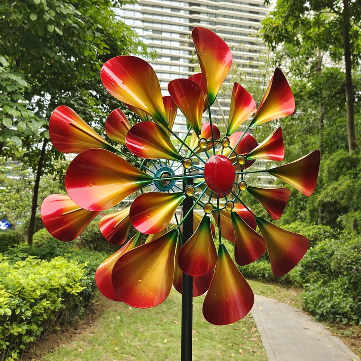 Садовый двор Вилла украшает окрашенную аэрозольную краску цветочный рог в форме железа ветряная мельница